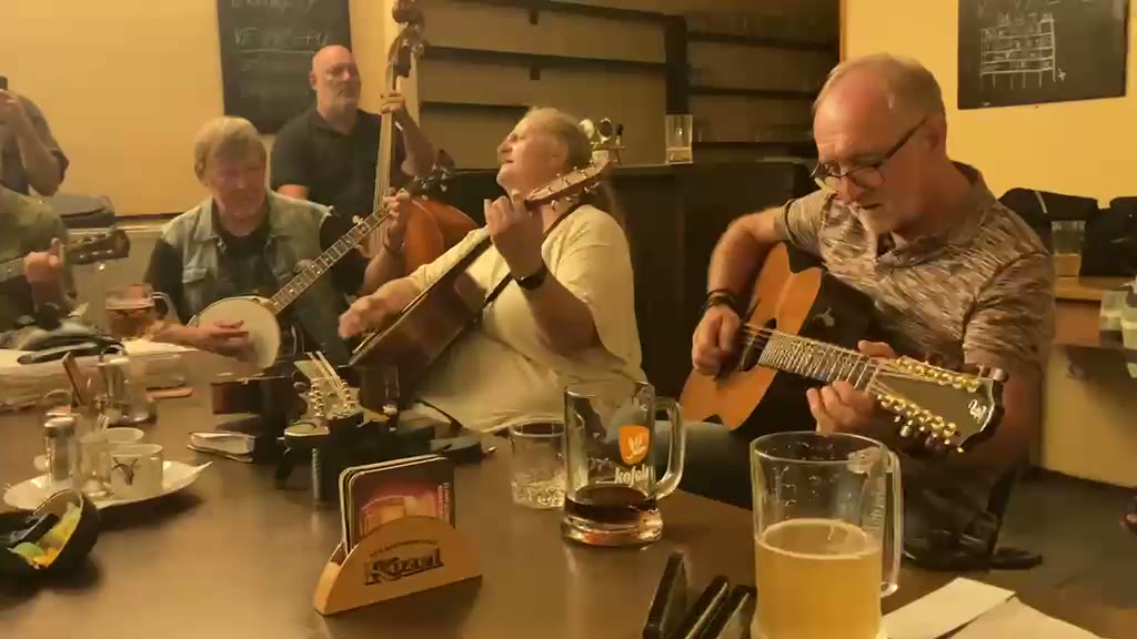 Senioři hrají na kytary a banjo při country večeru v SeniorBoxu