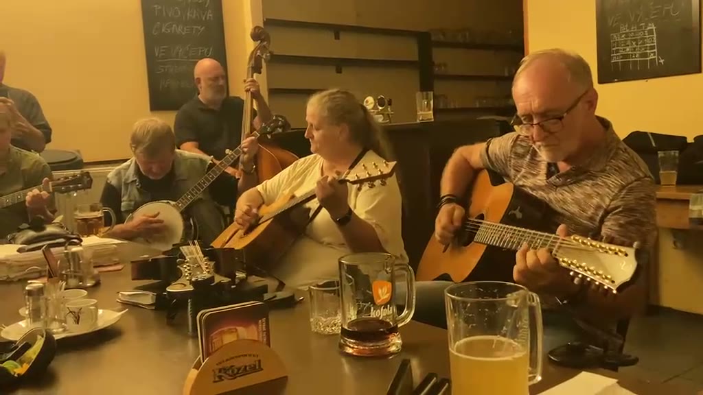 Muzikanti v SeniorBoxu při společném hraní